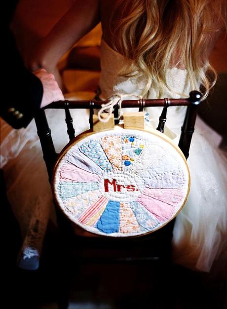 ¡Decoramos las sillas de los novios!