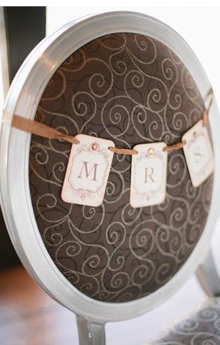 ¡Decoramos las sillas de los novios!