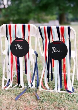 ¡Decoramos las sillas de los novios!