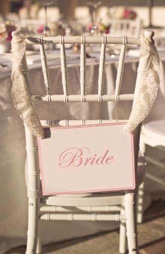 ¡Decoramos las sillas de los novios!