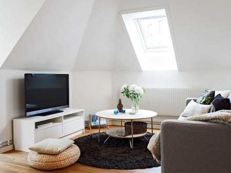 Ático de 50m² abuhardillado sofás de ikea muebles de madera de terraza muebles blancos decoración ikea inspiración salones ikea expedit foto estilo nórdico estilo escandinavo decorar terrazas decorar pisos decorar con muebles de ikea decoración estilo nórdico decoración diáfana decoración de áticos comedores ikea cocinas ikea cocina blanca blog deco blog de interiorismo blog de decoración ático diáfano