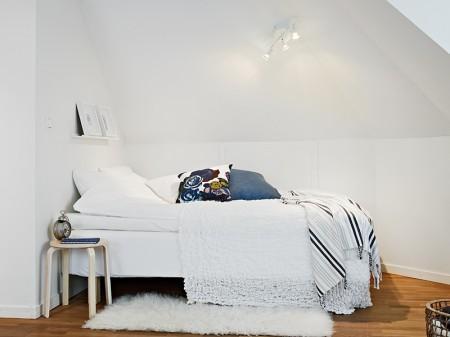 Ático de 50m² abuhardillado sofás de ikea muebles de madera de terraza muebles blancos decoración ikea inspiración salones ikea expedit foto estilo nórdico estilo escandinavo decorar terrazas decorar pisos decorar con muebles de ikea decoración estilo nórdico decoración diáfana decoración de áticos comedores ikea cocinas ikea cocina blanca blog deco blog de interiorismo blog de decoración ático diáfano