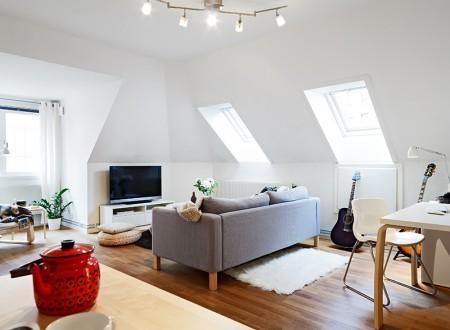 Ático de 50m² abuhardillado sofás de ikea muebles de madera de terraza muebles blancos decoración ikea inspiración salones ikea expedit foto estilo nórdico estilo escandinavo decorar terrazas decorar pisos decorar con muebles de ikea decoración estilo nórdico decoración diáfana decoración de áticos comedores ikea cocinas ikea cocina blanca blog deco blog de interiorismo blog de decoración ático diáfano