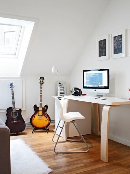 Ático de 50m² abuhardillado sofás de ikea muebles de madera de terraza muebles blancos decoración ikea inspiración salones ikea expedit foto estilo nórdico estilo escandinavo decorar terrazas decorar pisos decorar con muebles de ikea decoración estilo nórdico decoración diáfana decoración de áticos comedores ikea cocinas ikea cocina blanca blog deco blog de interiorismo blog de decoración ático diáfano