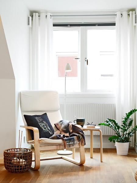 Ático de 50m² abuhardillado sofás de ikea muebles de madera de terraza muebles blancos decoración ikea inspiración salones ikea expedit foto estilo nórdico estilo escandinavo decorar terrazas decorar pisos decorar con muebles de ikea decoración estilo nórdico decoración diáfana decoración de áticos comedores ikea cocinas ikea cocina blanca blog deco blog de interiorismo blog de decoración ático diáfano