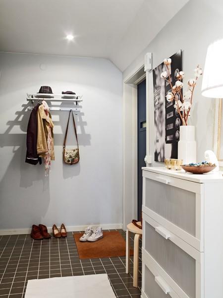 Ático de 50m² abuhardillado sofás de ikea muebles de madera de terraza muebles blancos decoración ikea inspiración salones ikea expedit foto estilo nórdico estilo escandinavo decorar terrazas decorar pisos decorar con muebles de ikea decoración estilo nórdico decoración diáfana decoración de áticos comedores ikea cocinas ikea cocina blanca blog deco blog de interiorismo blog de decoración ático diáfano