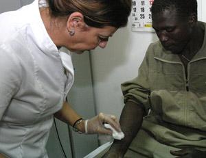 Los médicos se rebelan contra el Gobierno por no poder atender a los “sin papeles”.