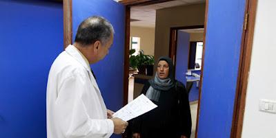 Los médicos se rebelan contra el Gobierno por no poder atender a los “sin papeles”.