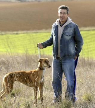 Celedonio Pérez posa con un galgo. <br />