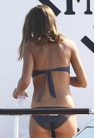 Olivia Palermo en el yate de Valentino en Formentera. Consigue su bikini y su vestido