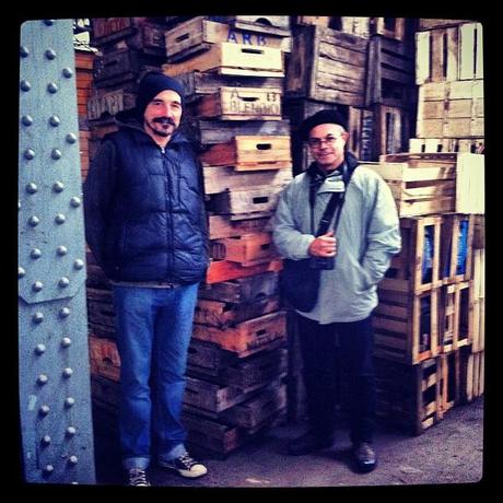 Cajones apilados más artistas, Claudio Bado y Martín Mendizábal, Mercado Agrícola de Montevideo