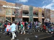 ¡Miles Personas Visitan McDonald’s Londres!