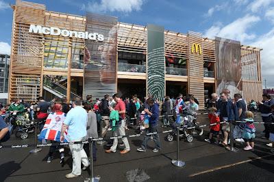 ¡Miles de Personas Visitan McDonald’s en Londres!