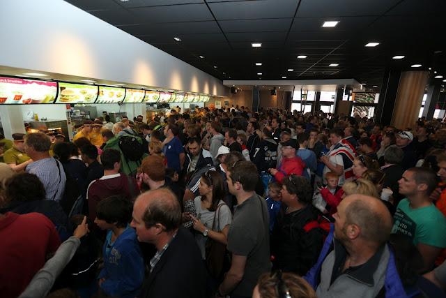 ¡Miles de Personas Visitan McDonald’s en Londres!