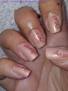 Look nude con estampado rojo