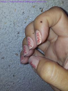 Look nude con estampado rojo