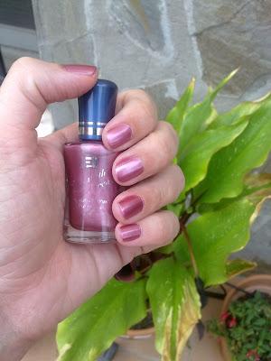 Manicura con los Esmaltes de  Elisabeth Llorca Cosméticos