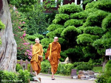Monjes paseando en Nan Lian Garden Hong Kong Nan Lian Garden en Hong Kong