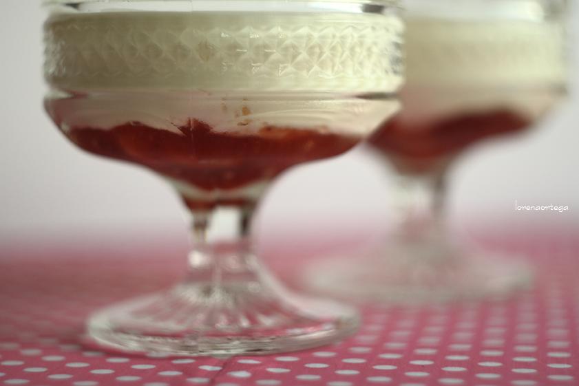 MOUSSE DE YOGUR GRIEGO Y FRESAS