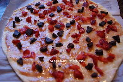 HOJALDRE RELLENO DE FRESAS Y CHOCOLATE