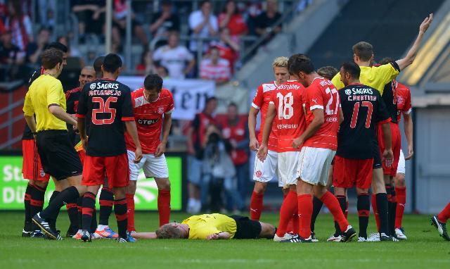 VIDEO: AGRESIÓN AL ÁRBITRO DE LUISAO, EN EL BENFICA-DUSSELDORF