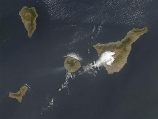 Canarias: Imagen satélite (12.08.2012) del incendio en La Gomera