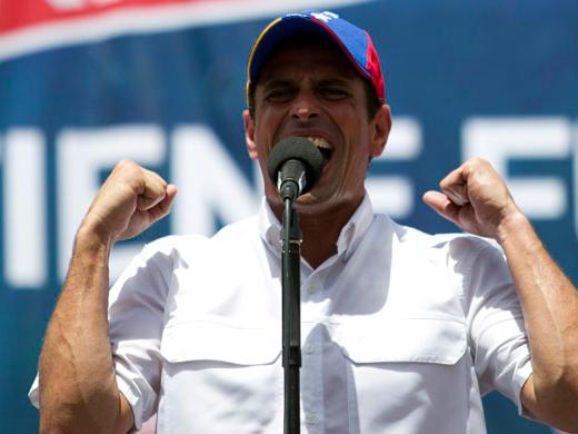 CAPriles , un neoliberal violador de derechos laborales, promete mejoras para los trabajadores.