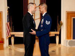 La foto de boda del primer matrimonio gay en casarse en una base militar de EEUU tiene ya más de 200 mil 'me gusta'