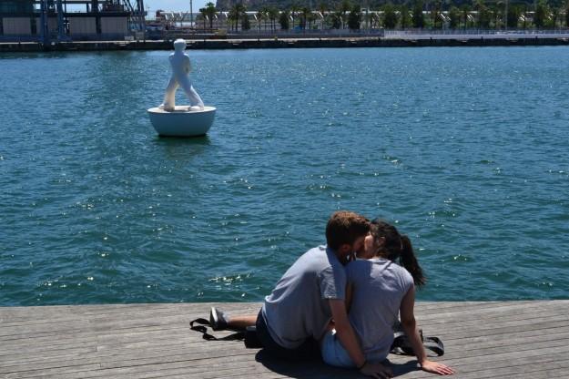 Chicos enamorados en la costa de Barcelona