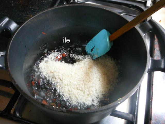 Arroz negro con gibias y langostinos