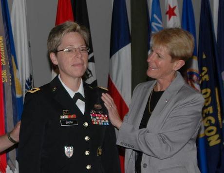 Primera general en activo abiertamente lesbiana en el Ejército de EEUU