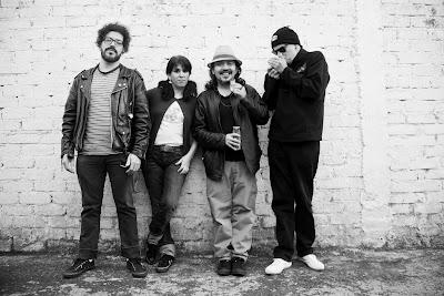 Los Esquizitos musicalizan Acapulco en super 8