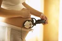 ¿Qué oyen los bebés en el vientre?