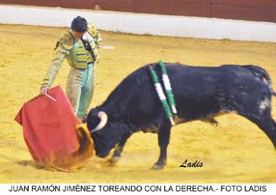 NOVILLADA MIXTA SIN CABALLOS EB VILLANUEVA DE CÓRDOBA: JIMENEZ Y ALCALDE SALEN A HOMBROS