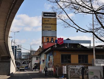 FREITAG, UNA TIENDA HECHA CON CONTENEDORES EN ZURICH