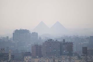 Pirámides de Giza al fondo de la ciudad del Cairo