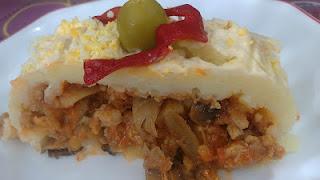 Brazo de gitano de patata, revuelto de setas y carne en salsa.