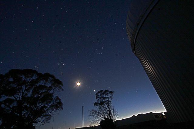 Pléyades, Júpiter, Luna y Venus al amanecer desde AAT