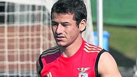 Mora, uruguayo, tiene 24.