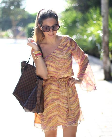 Idea de outfit de verano con vestido asimétrico corto en blog de moda de México