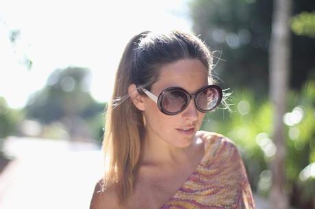 Blog de moda Mes Voyages à Paris. Foto de Mónica Sors en México con vestido asimétrico, gafas redondas y cola de caballo.