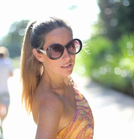 Blog de moda Mes Voyages à Paris. Foto de Mónica Sors con vestido asimétrico, gafas redondas y cola de caballo.