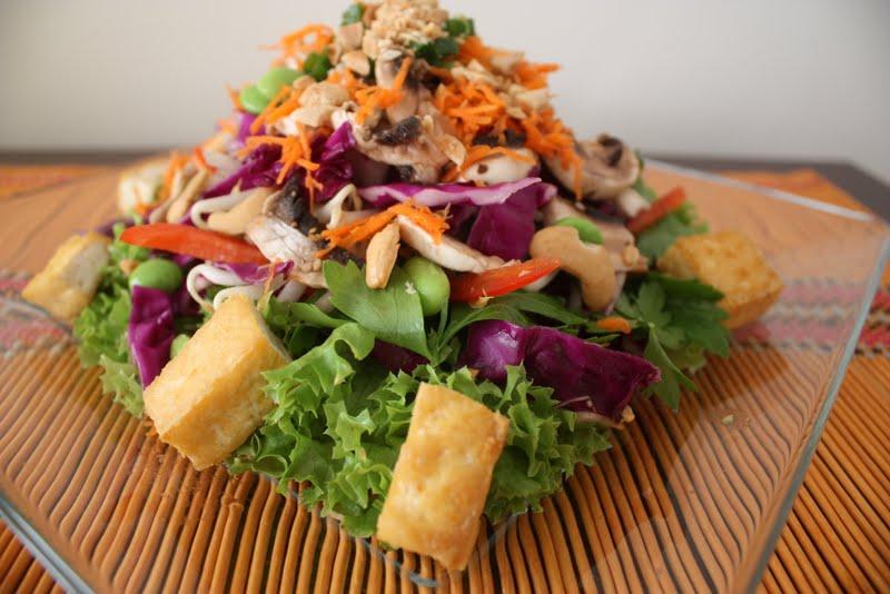 Ensalada Thai.  Una cascada de color y poder antioxidante.