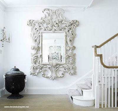 Espejo de pared blanco decorativo.