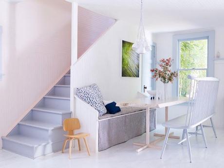 Una casa en tonos blancos y azules