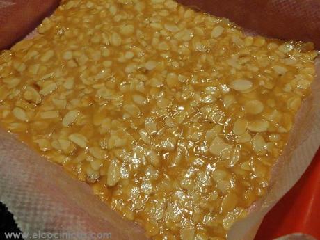 Tarta de crema de miel y daquoisse de almendras. Tarta nido de abejas Tarta de crema de miel y daquoisse de almendras. Tarta nido de abejas