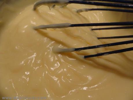 Tarta de crema de miel y daquoisse de almendras. Tarta nido de abejas Tarta de crema de miel y daquoisse de almendras. Tarta nido de abejas