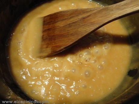 Tarta de crema de miel y daquoise de almendras. Tarta nido de abejas Tarta de crema de miel y daquoise de almendras. Tarta nido de abejas