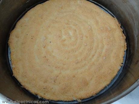 Tarta de crema de miel y daquoise de almendras. Tarta nido de abejas Tarta de crema de miel y daquoise de almendras. Tarta nido de abejas