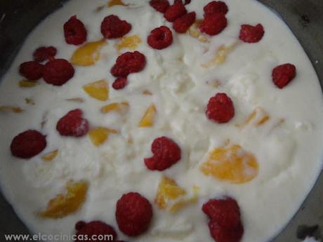 Tarta de crema de miel y daquoise de almendras. Tarta nido de abejas Tarta de crema de miel y daquoise de almendras. Tarta nido de abejas